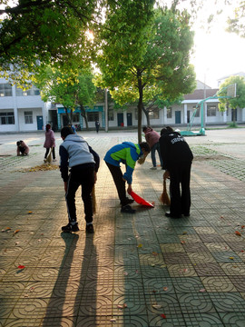 中学生校园打扫清洁