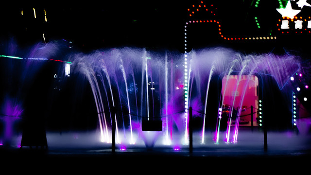 游乐场晚上的喷泉