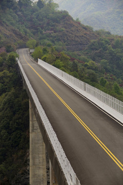 山林跨线桥
