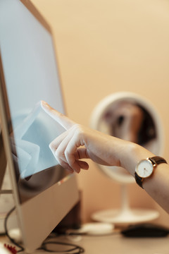 女人用手指着和触摸电脑屏幕。现代世界的技术。