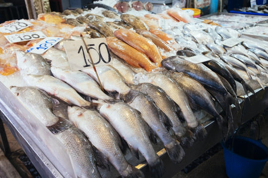 鱼。泰国当地市场的冰盘上有很多鱼。