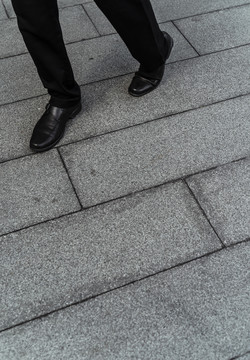 男子穿鞋在人行道上行走的低段镜头。