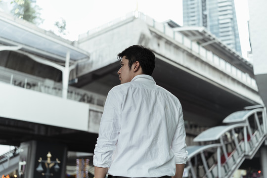背景图-曼谷天空火车站台上穿着白色正式衬衫的成熟亚洲商人。