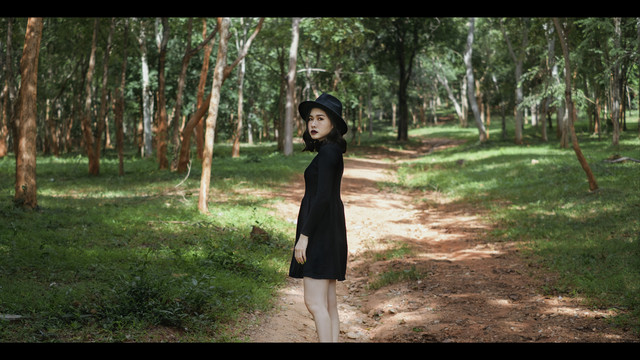 黑巫婆在森林里的电影场景。