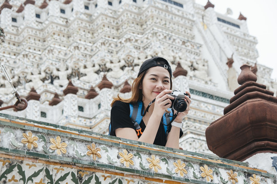 华润的亚洲背包女喜欢在寺庙里拍照。