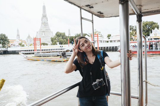 一位背包客妇女在潮普拉亚河乘船旅行。