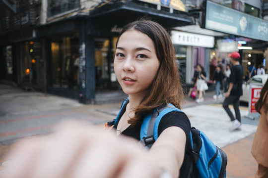 美丽的亚洲年轻女子背包客在曼谷市中心旅游。