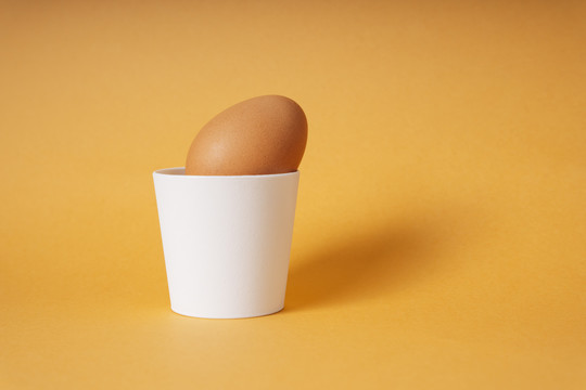 用陶瓷杯或杯托盛放煮熟的有机鸡蛋。