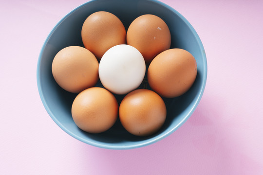 顶视图-碗里有很多鸡蛋。