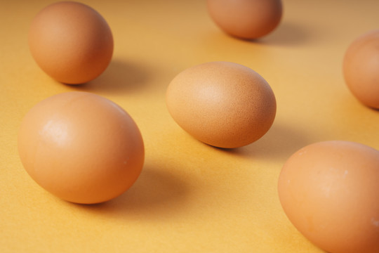 黄底有机新鲜生鸡蛋。