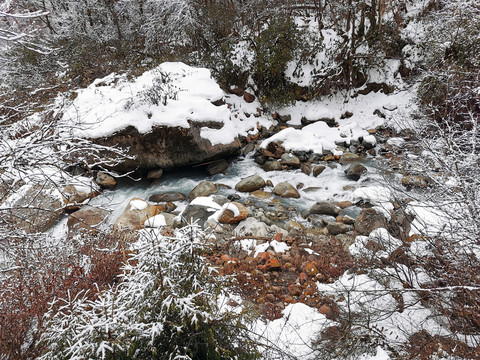 冰雪小溪