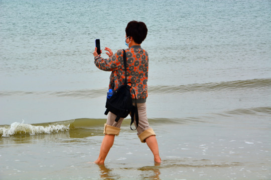 海边游客自拍