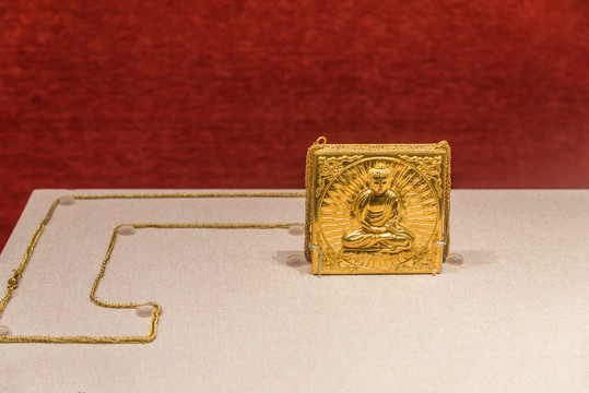 佛像纹金盒