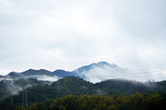 雨天山峰