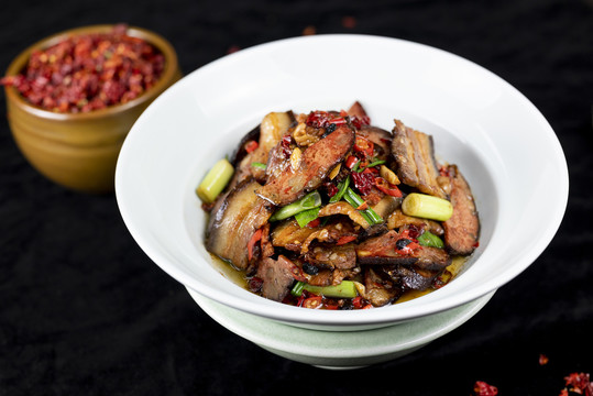 臘肉炒豬血丸子