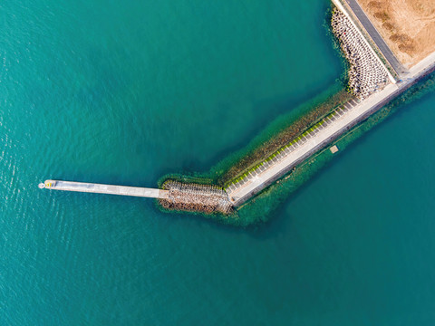 航拍青岛海岸线堤坝