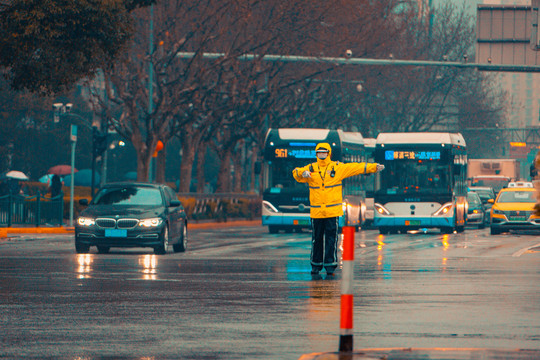 交警指挥交通