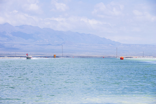 茶卡盐湖旅游观光船