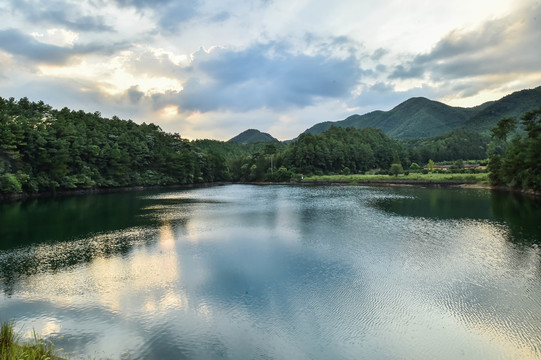 山湖树林