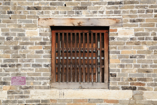 砖墙与木窗户