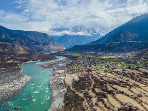 航拍西藏雅鲁藏布江大峡谷