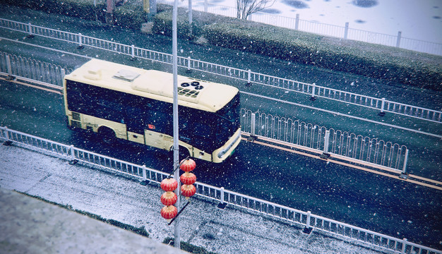 雪天的公共汽车