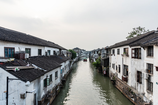 中国苏州的山塘街山塘河沿岸建筑