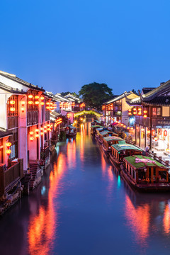 中国苏州的山塘街山塘河建筑夜景