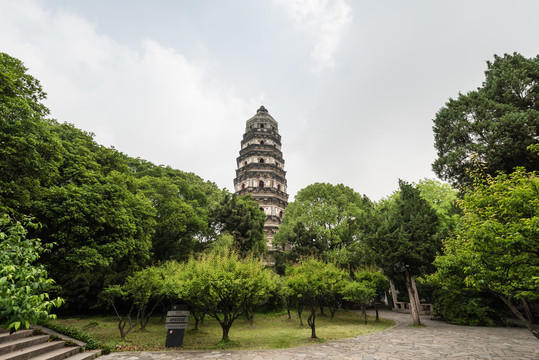 中国苏州虎丘山的虎丘塔云岩寺塔