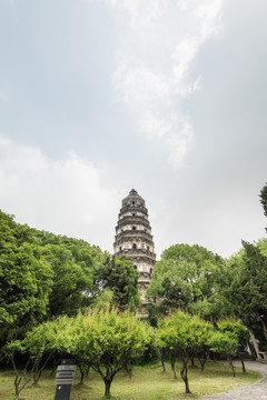 中国苏州虎丘山的虎丘塔云岩寺塔