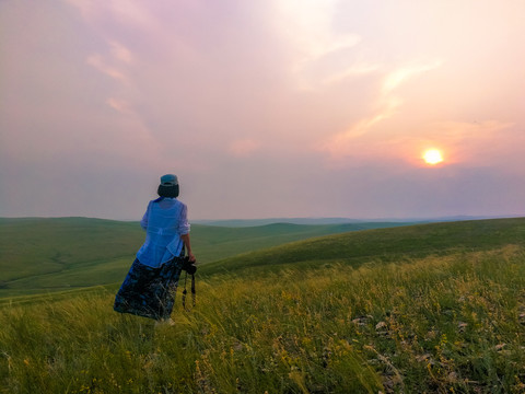 草原落日夕阳女人