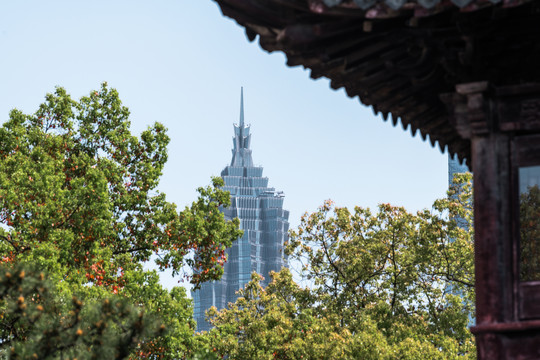 古建飞檐下的上海金茂大厦