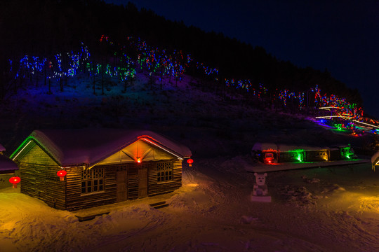 雪村积雪木房子夜景