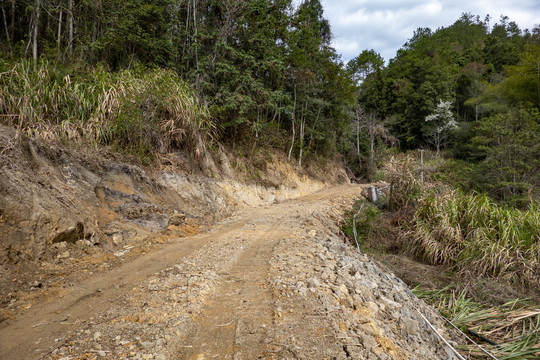 乡村黄泥路