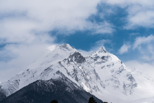 西藏林芝地区雪山