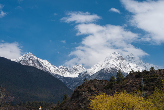 西藏林芝地区雪山