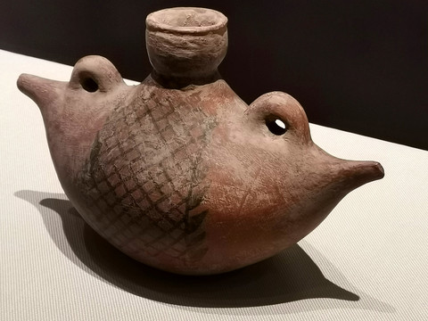 新石器时代彩陶文化红陶船形壶