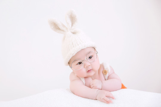 可爱宝宝照片胡萝卜兔子造型