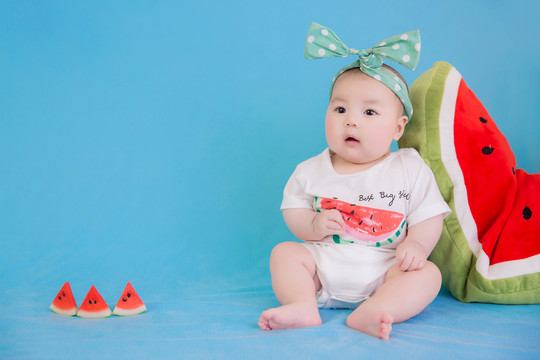 可爱宝宝西瓜造型周岁照片