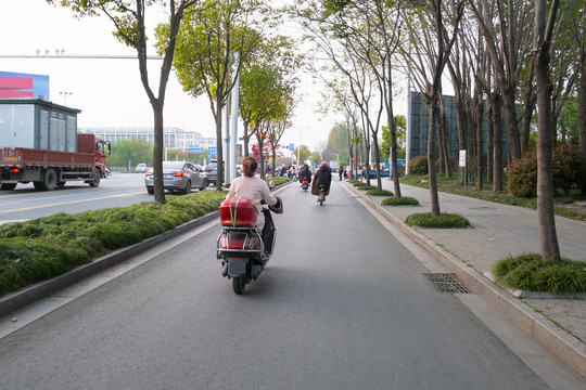 女性道路通行