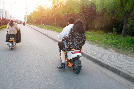 双人道路交通骑行