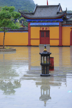 雨中寺庙