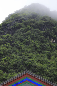 雨中寺庙