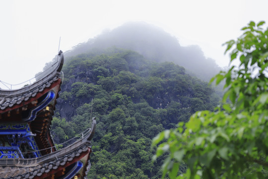 雨中寺庙