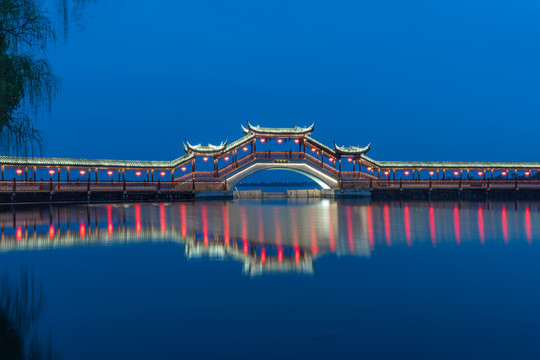 苏州锦溪古镇古廊桥夜景