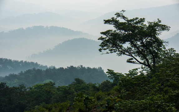 群山连绵