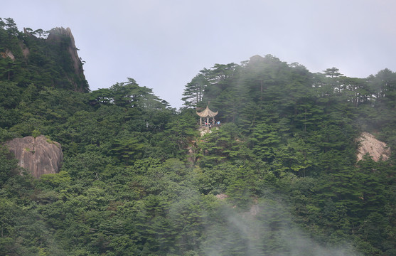 黄山飞来石