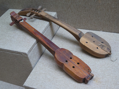 侗族乐器琵琶琴和牛腿琴