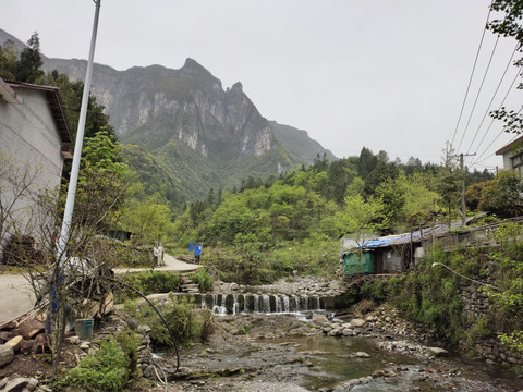 小溪流水