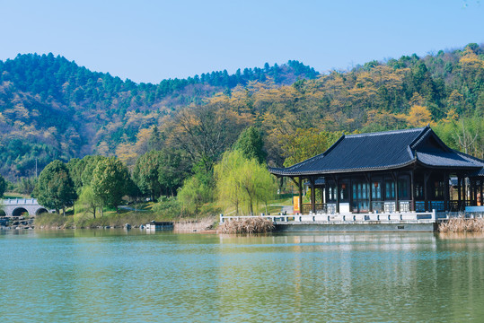 徽式建筑湖景